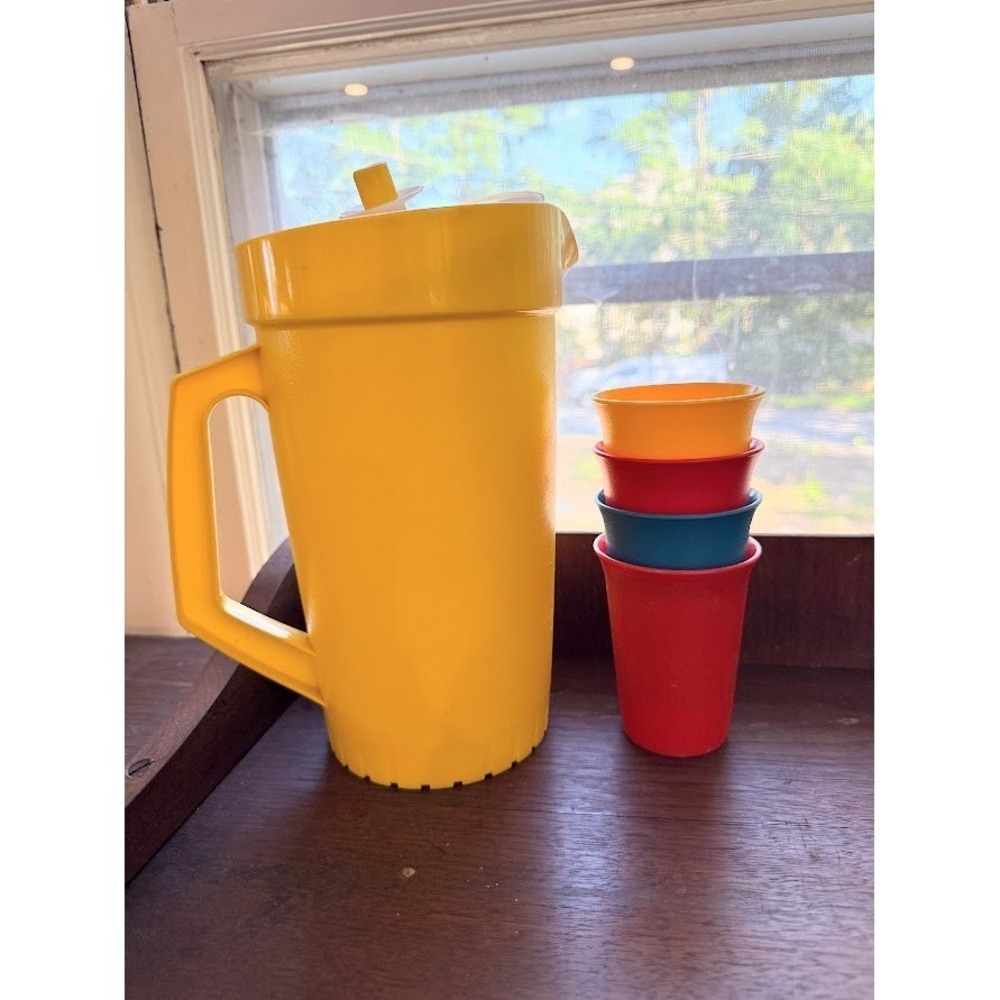 Vintage Tupperware 2qt Pitcher with Push Button Air-Tight Lid  Yellow & Cups